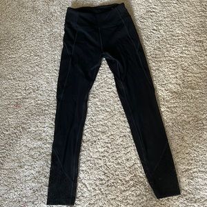 I’m selling girls xs PINK leggings for 15$